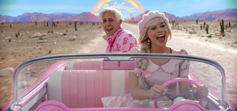 Ryan Gosling, izquierda, y Margot Robbie en una escena de Barbie en una imagen proporcionada por Warner Bros. Pictures. (Warner Bros. Pictures vía AP)