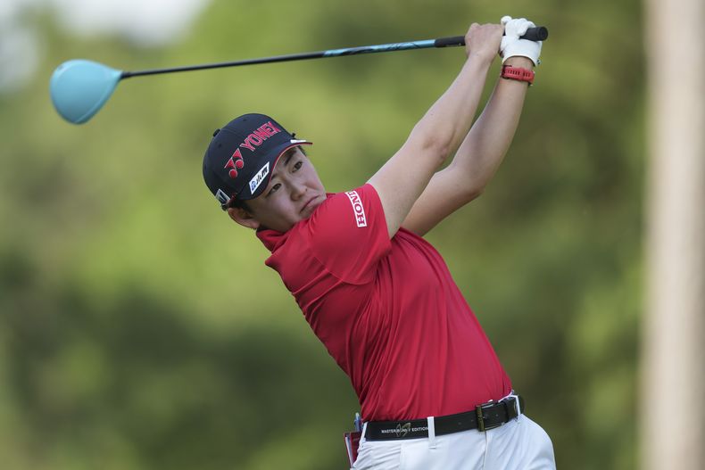 La japonesa Akie Iwai en el segundo hoyo de la tercera ronda del Chevron Championship en The Woodlands, Texas de la LPGA el sábado 26 de abril del 2025. (AP Foto/Eric Gay)