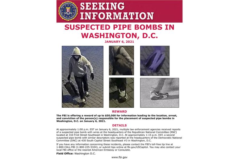 Esta imagen muestra un afiche del FBI en el que se pide ayuda para localizar a un sospechoso que presuntamente colocó bombas caseras el 6 de enero de 2021, en Washington. (FBI vía AP)