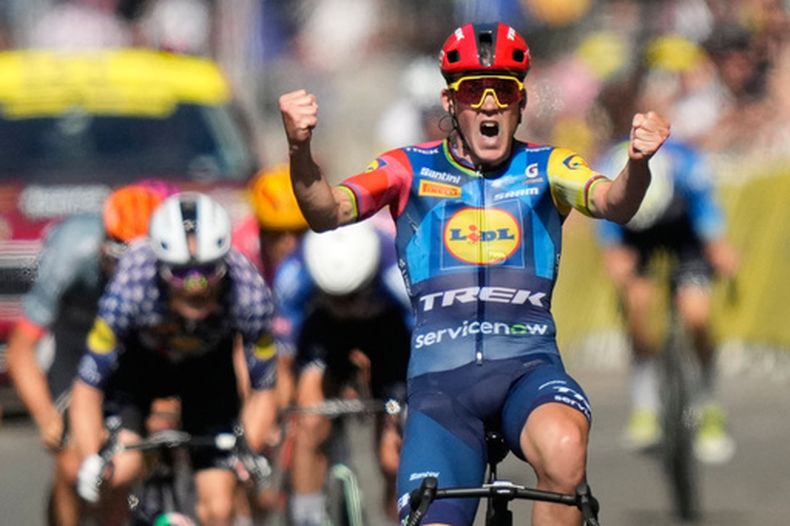 El danés Mads Pedersen celebra al cruzar la meta al ganar la cuarta etapa del Tour de Francia en Foix, Francia el martes 7 de julio del 2026. (AP Foto/Mosaab Elshamy)