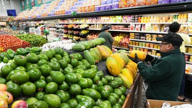 Un empleado coloca papayas en el supermercado Price Choice, que participa en el Programa de Asistencia Nutricional Suplementaria (SNAP) del Departamento de Agricultura de Estados Unidos (USDA), el viernes 14 de noviembre de 2025, en Miami. (AP Foto/Lynne Sladky)