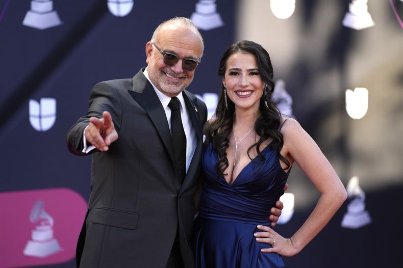 ARCHIVO - Manuel Abud, director ejecutivo de la Academia Latina de la Grabación y Marien Abud Winston posan a su llegada a la 23a entrega anual del Latin Grammy en el Mandalay Bay Michelob Ultra Arena, en Las Vegas, el 17 de noviembre de 2022. (Foto AP/John Locher, archivo)