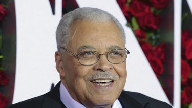 ARCHIVO - James Earl Jones llega a la ceremonia de los premios Tony el 12 de junio de 2016, en Nueva York. (Charles Sykes/Invision/AP, Archivo)