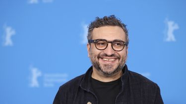 ARCHIVO - El director Alonso Ruizpalacios posa en la sesión fotográfica de la película La cocina (sección Competición) en la Berlinale, el viernes 16 de febrero de 2023. (Gerald Matzka/dpa via AP)