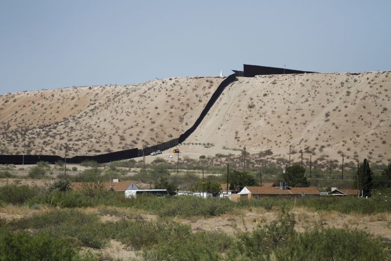 Vehículos de la Patrulla Fronteriza recorren una cerca de acero en la frontera suroeste con México, en Sunland Park, Nuevo México, el jueves 22 de agosto de 2024. (AP Foto/Morgan Lee, Archivo)