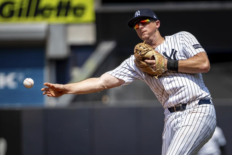 DJ LeMahieu, de los Yankees de Nueva York, lanza una pelota en el encuentro del sábado 28 de junio de 2025, ante los Atléticos (AP Foto/Angelina Katsanis)