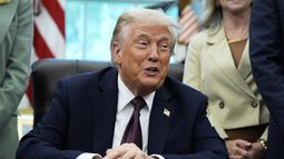 El presidente de Estados Unidos, Donald Trump, habla en la Oficina Oval de la Casa Blanca, el lunes 15 de septiembre de 2025 en Washington. (AP Foto/Alex Brandon)