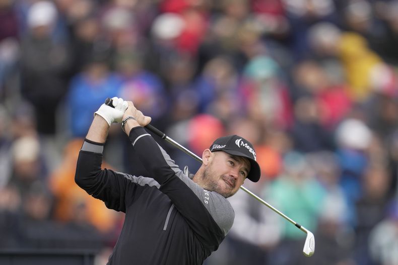 El estadounidense Brian Harman en el tee del hoyo 4 en la segunda ronda del Abierto Británico en el Royal Liverpool en Hoylake, Inglaterra el viernes 21 de junio del 2023. (AP Foto/Kin Cheung)