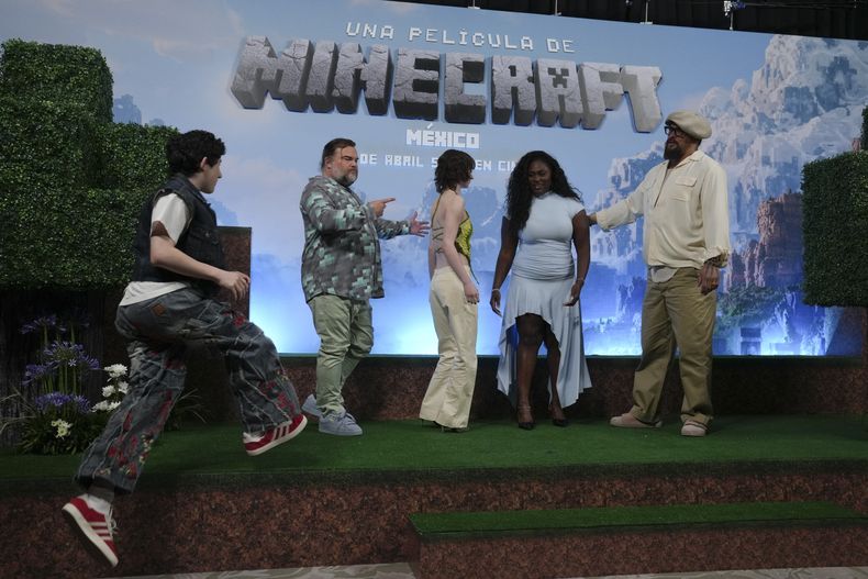 De izquierda a derecha los actores Sebastian Eugene Hansen, Jack Black, Emma Myers, Danielle Brooks y Jason Momoa llegan a una sesión fotográfica para promover la película A Minecraft Movie, en la Ciudad de México el 21 de marzo de 2025. (Foto AP/Marco Ugarte)