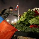 Un hombre coloca flores en un altar improvisado a las víctimas del ataque en Moscú, en San Petersburgo, Rusia, el sábado 23 de marzo de 2024. (AP Foto/Dmitri Lovetsky)