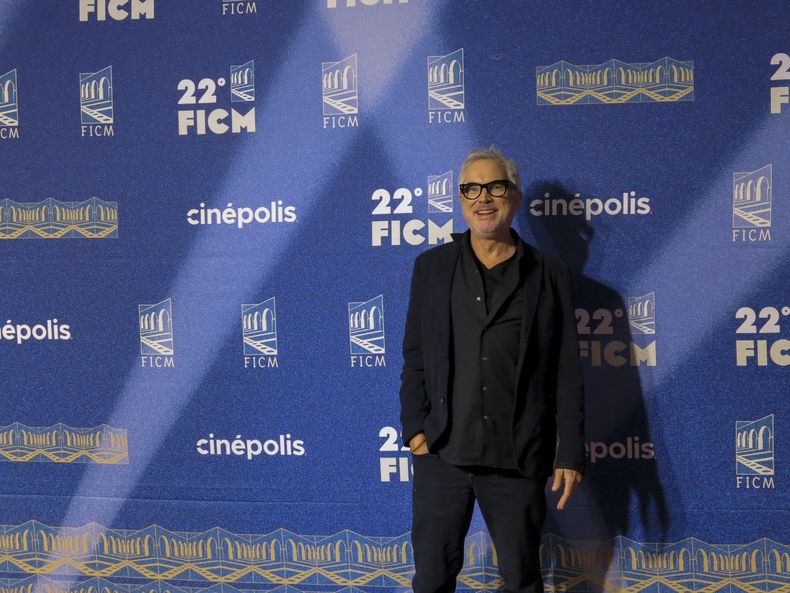 El director Alfonso Cuaron llega a la alfombra roja para una proyección especial de la serie Disclaimer en el Festival Internacional de Cine de Morelia, el jueves 24 de octubre de 2024, en Morelia, México. (Foto AP/Berenice Bautista)