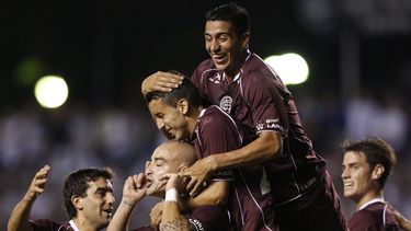 americateve | Santiago Silva (2do de izquierda a derecha), del Lan&uacute;s de Argentina, celebra con sus compa&ntilde;eros luego de anotar frente al Libertad de Paraguay, en el partido de ida de la semifinal de la Copa Sudamericana, disputado el jueves 21 de noviembre