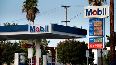 Precios de la gasolina y el diésel en una estación de servicio Mobil en Los Ángeles el martes 22 de septiembre de 2026. (AP Foto/Richard Vogel)