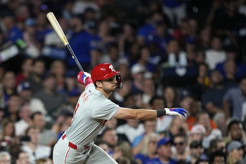 Trea Turner, de los Filis de Filadelfia, pega un sencillo ante los cachorros de Chicago, el marts 2 de julio de 2024 (AP Foto/Charles Rex Arbogast)