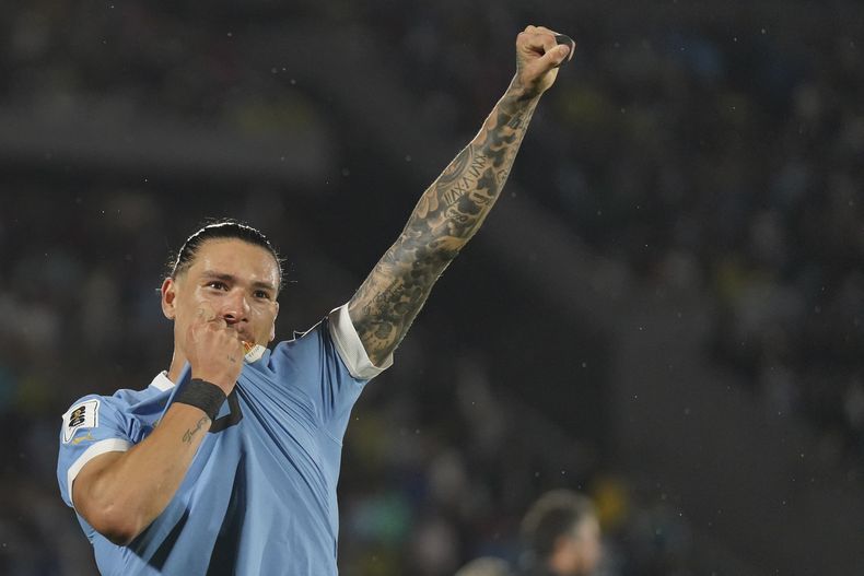 El delantero uruguayo Darwin Núñez celebra tras anotar el tercer gol en la victoria 3-0 ante Bolivia en las eliminatorias del Mundial 2026, el martes 21 de noviembre de 2023, en Montevideo. (AP Foto/Matilde Campodónico)