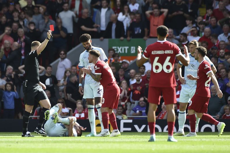 Alexis Mac Allister (centro) de Liverpool es expulsado durante el partido contra Bournemouth por la Liga Premier, el sábado 19 de agosto de 2023. (AP Foto/Rui Vieira)
