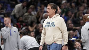 El dueño de los Mavericks de Dallas Mark Cuban camina a su asiento durante el encuentro de su equipo ante los Rockets de Houston el martes 28 de noviembre del 2023. (AP Foto/Tony Gutierrez)
