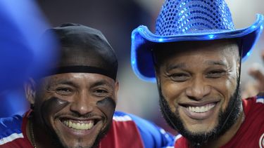 Robinson Canó y Gustavo Núñez, de República Dominicana, festejan un jonrón del primero ante Puerto Rico, el sábado 3 de febrero de 2024, en la Serie del Caribe disputada en Miami (AP Foto/Wilfredo Lee)