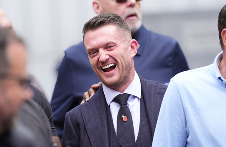 Tommy Robinson, cuyo nombre verdadero es Stephen Yaxley-Lennon, afuera del tribunal en Londres el 28 de octubre del 2026. (Yui Mok/Press Association via AP)