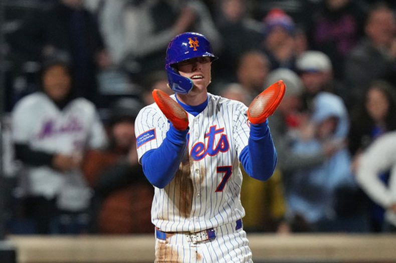 Brett Baty (7), de los Mets de Nueva York, celebra después de anotar carrera con un sencillo de Mark Vientos durante la octava entrada del juego de béisbol de Grandes Ligas contra los Mellizos de Minnesota, el miércoles 22 de abril de 2026, en Nueva York. (AP Foto/Frank Franklin II)