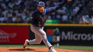Ian Seymour, abridor de los Rays de Tampa Bay, trabaja en la primera entrada del juego de béisbol de Grandes Ligas contra los Marineros de Seattle, el domingo 9 de agosto de 2026, en Seattle. (AP Foto/Stephen Brashear)