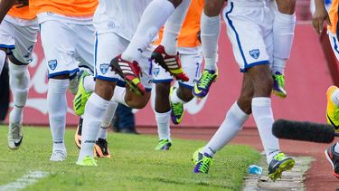 americateve | Los jugadores de Honduras abrazan a Jerry Bengtson, autor del gol que le dio al equipo catracho una victoria 1-0 sobre Costa Rica y lo dej&oacute; a un paso de la Copa Mundial del 2014 el 11 de octubre del 2013 en San Padro Sula, Honduras. (AP Photo/Mois&