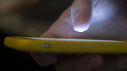 ARCHIVO - Un hombre usa un teléfono celular en Nueva Orleans el 11 de agosto de 2019. Algunos usuarios de redes sociales critican a las celebridades por lo que consideran inacción frente a la crisis humanitaria en Gaza, y han recurrido a un bloqueo para presionar a las estrellas para que tomen una posición. (Foto AP/Jenny Kane, archivo)