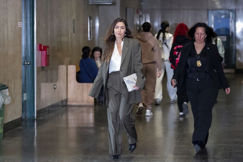 Miriam Haley, una acusadora que testifica en el juicio por violación de Harvey Weinstein, camina hacia la sala del tribunal, el jueves 1 de mayo de 2025 en Nueva York. (Foto AP/Adam Gray)