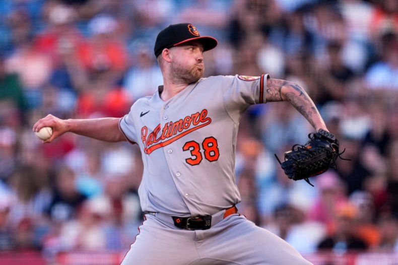 Kyle Bradish, de los Orioles de Baltimore, trabaja durante la primera entrada del juego de béisbol de Grandes Ligas contra los Angelinos de Los Ángeles, el lunes 22 de junio de 2026, en Anaheim, California. (AP Foto/Mark J. Terrill)