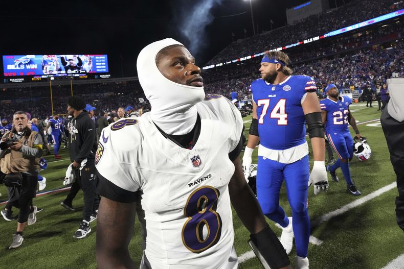 Lamar Jackson, quarterback de los Ravens de Baltimore, abandona el terreno tras la derrota ante los Bills de Buffalo, en el encuentro del domingo 7 de septiembre de 2025 (AP Foto/Gene J. Puskar)