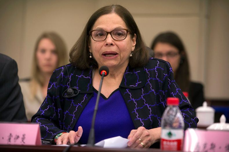 ARCHIVO - Judith Heumann, asesora especial para los Derechos Internacionales de las Personas con Discapacidad del Departamento de Estado de Estados Unidos, interviene en la sesión inaugural de la reunión de coordinación entre China y Estados Unidos sobre discapacidad, celebrada en Pekín el 12 de abril de 2016. (Foto AP/Mark Schiefelbein, Pool, archivo)