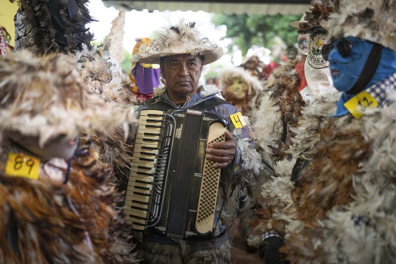 Un músico toca un acordeón durante una misa en celebración de San Francisco Solano, en Emboscada, Paraguay, el jueves 24 de julio de 2025. Cientos de feligreses católicos en Paraguay se visten con disfraces de pájaros y desfilan por las calles para honrar al santo del siglo XVI que se dice posee poderes milagrosos. (AP Foto/Jorge Saenz)