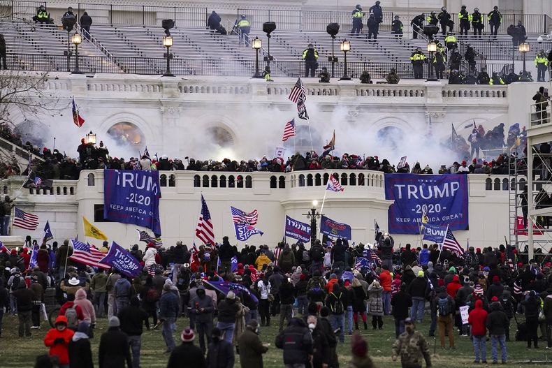 ARCHIVO - Manifestantes partidarios del entonces presidente Donald Trump irrumpen en el Capitolio de Estados Unidos el 6 de enero de 2021, en Washington. (AP Foto/John Minchillo, archivo)