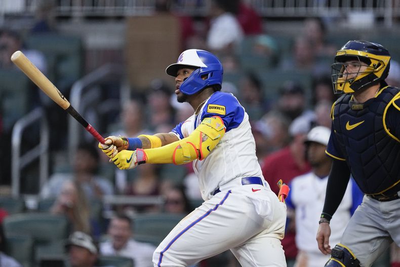 El venezolano Ronald Acuña Jr., de los Bravos de Atlanta, batea un jonrón de dos carreras en el duelo del sábado 29 de julio de 2023, ante los Cerveceros de Milwaukee (AP Foto/John Bazemore)