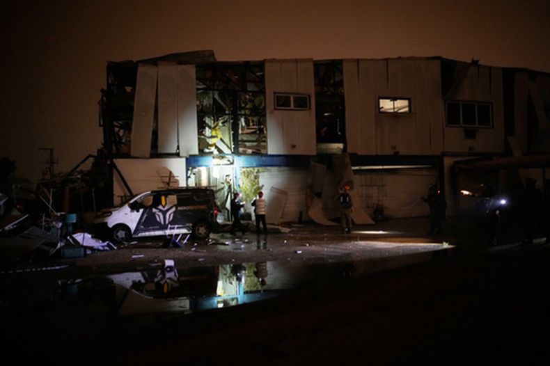 Efectivos de las fuerzas de seguridad israelíes y rescatistas inspeccionan un lugar alcanzado por un misil iraní en Petah Tikva, Israel, el 2 de abril de 2026. (AP Foto/Ohad Zwigenberg)