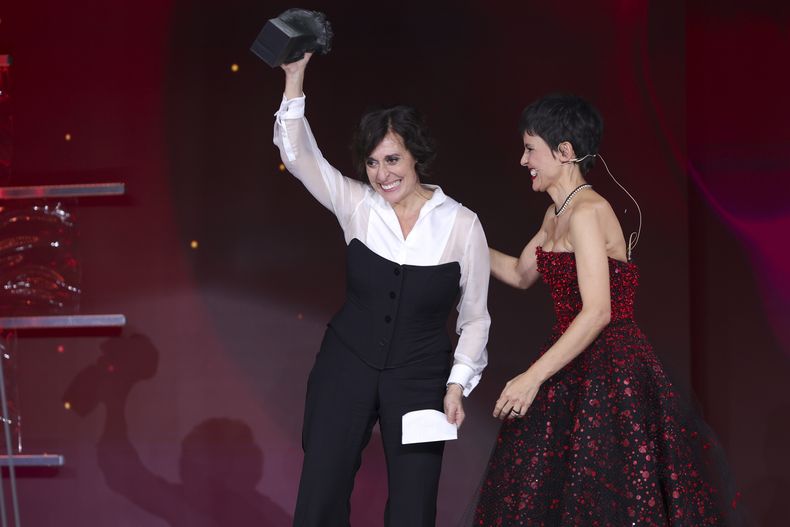 Clara Segura recibe el premio a mejor actriz de reparto por The 47 durante la 39ª ceremonia de los Premios Goya en Granada, España, el sábado 8 de febrero de 2025, en Granada. (Foto AP/Fermin Rodriguez)