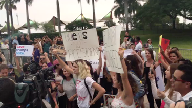 jovenes, hispanos y miembros de la comunidad lgbt protestan contra donald trump en miami