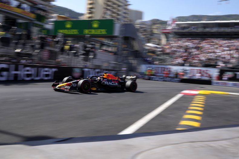 El piloto de Red Bull Max Verstappen maniobra el auto en la sesión de calificación para el Gran Premio de Mónaco el sábado 27 de mayo del 2023. (AP Foto/Luca Bruno)