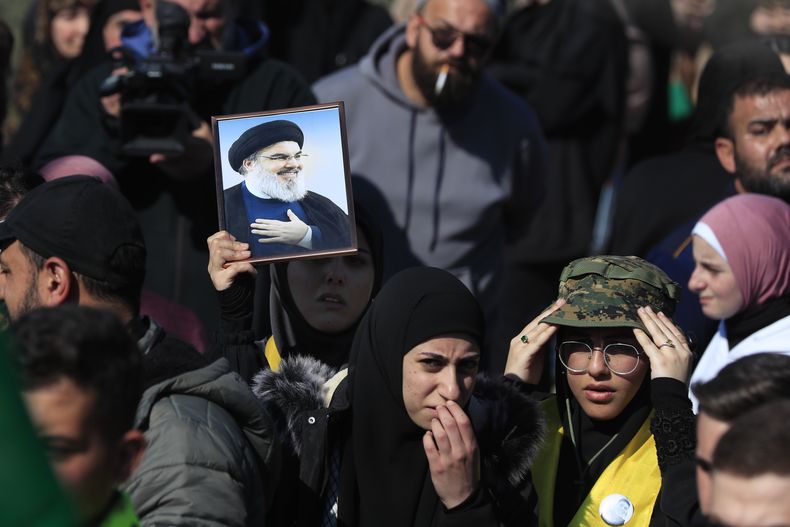 Una persona sujeta un retrato del líder de Hezbollah, Hasán Nasrala, en Kfar Kila, Líbano, el 2 de febrero del 2025. (AP foto/Mohammed Zaatari)