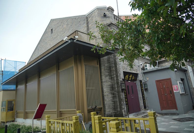 Un teatro Deyunshe, parte del grupo cómico fundado por Guo Degang, en Beijing, el 22 de agosto de 2026. (AP Foto/Achmad Ibrahim)
