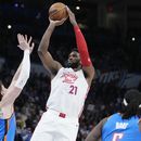 Embiid tiene un triple-doble y 76ers superan al Thunder