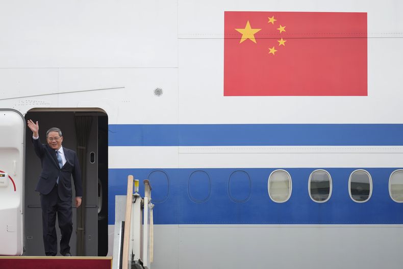 El premier chino Li Qiang saluda a su llegada para una cumbre trilateral en el aeropuerto de Seúl, en Seongnam, Corea del Sur, el domingo 26 de mayo de 2024. Líderes de China y Japón acudieron a Corea del Sur para su primera cumbre trilateral desde 2019. (AP Foto/Lee Jin-man)