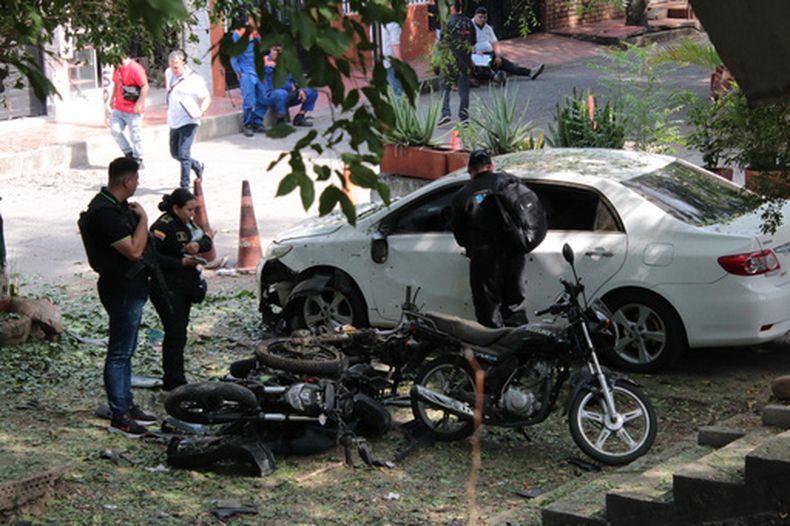 La policía inspecciona el lugar donde estalló una bomba cerca del puente internacional Francisco de Paula Santander, en la frontera con Venezuela, en Cúcuta, Colombia, el martes 27 de octubre de 2026. (AP Foto/Mario Caicedo)