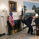 Trump interrumpe discurso a la nación para tomar agua