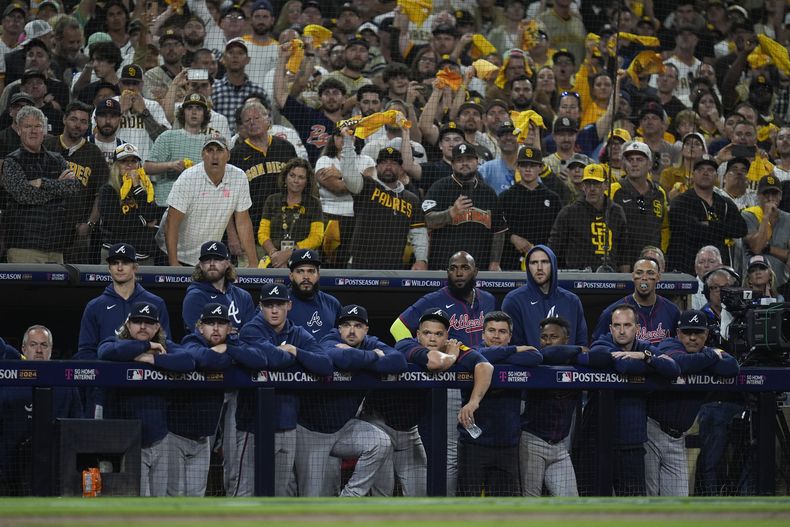 Miembros de los Bravos de Atlanta observan desde el dugout durante la novena entrada en el Juego 2 de la Serie de Comodín de la Liga Nacional contra los Padres de San Diego, el miércoles 2 de octubre de 2024, en San Diego. (AP Foto/Gregory Bull)