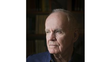 El autor Cormac McCarthy posa para un retrato en Santa Fe, N.M., el 12 de agosto de 2014. McCarthy, el novelista ganador del Premio Pulitzer que en prosa densa y frágil llevó a los lectores desde el sur de los Apalaches hasta el desierto del suroeste en novelas como The Road, Blood Meridian y All the Pretty Horses, murió el martes. Tenía 89 años. (Beowulf Sheehan vía AP)