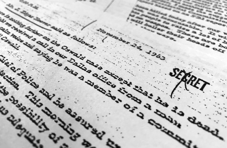 ARCHIVO - Parte de un documento, fechado el 24 de noviembre de 1963, en el que se cita al director del FBI J. Edgar Hoover hablando sobre la muerte de Lee Harvey Oswald, fotografiado en Washington el 26 de octubre de 2017. (AP Foto/Jon Elswick, archivo)