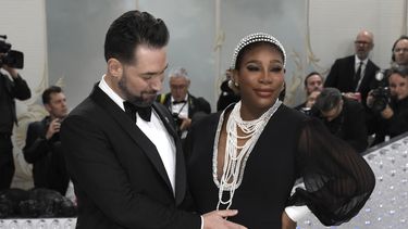 Alexis Ohanian, izquierda, y Serena Williams llegan a la gala del Instituto del Vestido del Museo Metropolitano de Arte para celebrar la inauguración de la exposición Karl Lagerfeld: A Line of Beauty el lunes 1 de mayo de 2023 en Nueva York. (Foto Evan Agostini/Invision/AP)