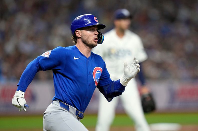 Nico Hoerner, de los Cachorros de Chicago, recorre las bases tras conectar un doble productor ante el lanzador estadounidense Joe Boyle, de los Rays de Tampa Bay, durante la quinta entrada de un juego de béisbol el miércoles 8 de abril de 2026, en St. Petersburg, Florida. (Foto AP/Chris OMeara)
