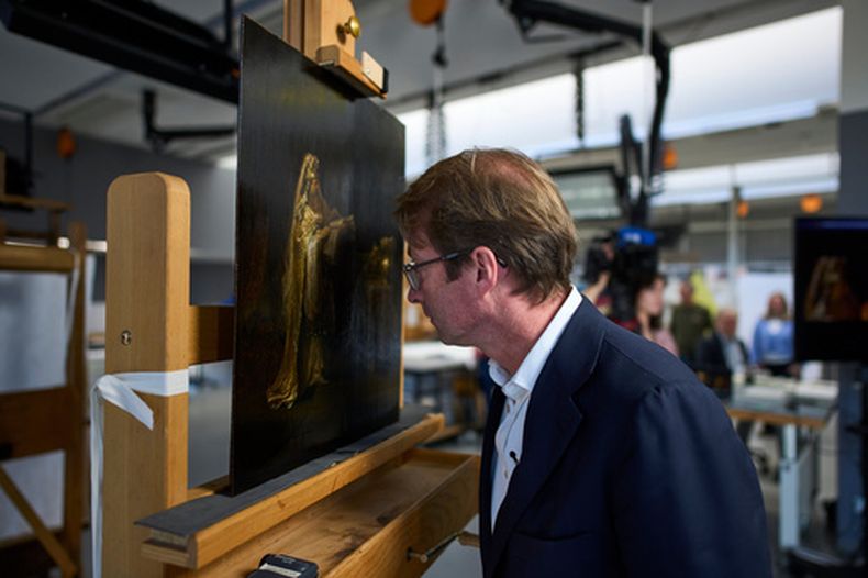 El director Taco Dibbits del Rijksmuseum presentó la obra Visión de Zacarías en el Templo durante una vista previa de prensa en Ámsterdam, Países Bajos, el lunes 2 de marzo de 2026 y dijo que dos años de análisis han confirmado que fue pintada por Rembrandt. (Foto AP/Peter Dejong)